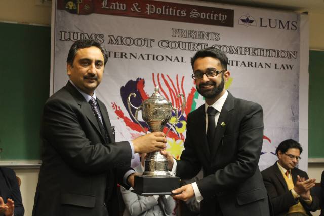 SUSI Alumnus Daniyal Hassan receiving an award from Legal Expert Ahmer Bilal Soofi during the moot at LUMS