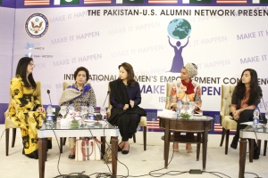 Panelists Momina Duraid, Haseena Moeen, Zeba Bakhtair, Sarah Khan with moderator Anam Abbas at session on “Bringing Social Change through Film and TV”