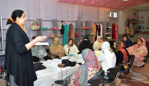Nabeela Nuzhat Afridi leads an entrepreneurship session.