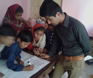 UGrad Alumnus Sarwan Kumar conducting an activity with students of Government Boys Primary School Parha Colony Mithi, in which they are writing down the problems faced by the residents of Tharparkar