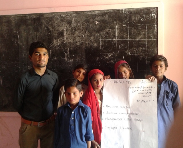 UGrad Alumnus Sarwan Kumar with students of Government Boys Primary School Parha Colony Mithi, after conducting an activity with them during the seminar